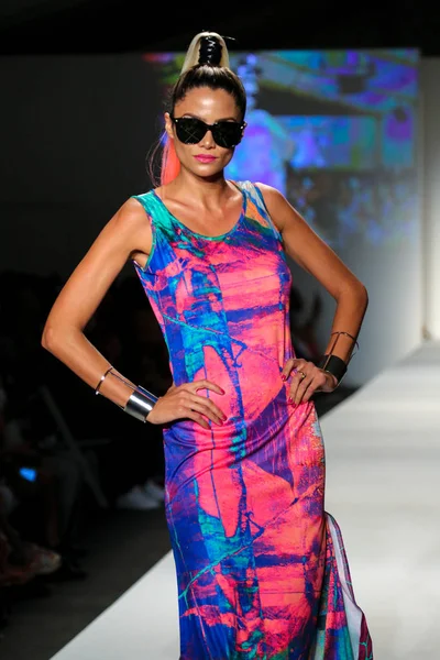 Lila Nikole koleksiyonu moda defilesi 