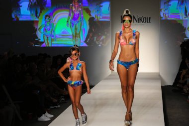 Lila Nikole koleksiyonu moda defilesi 