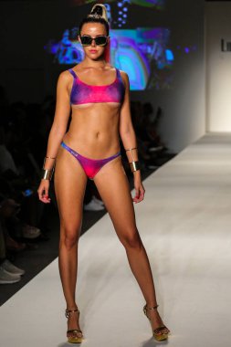 Lila Nikole koleksiyonu moda defilesi 