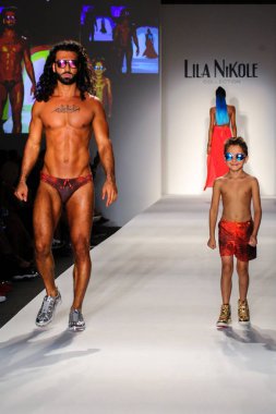 Lila Nikole koleksiyonu moda defilesi 