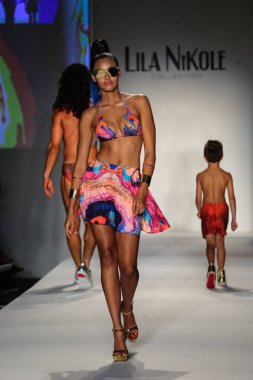 Lila Nikole koleksiyonu moda defilesi 