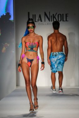 Lila Nikole koleksiyonu moda defilesi 