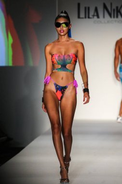 Lila Nikole koleksiyonu moda defilesi 