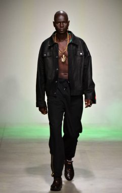 Ev sahibi gösterisi sırasında Nyfw