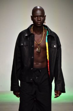 Ev sahibi gösterisi sırasında Nyfw