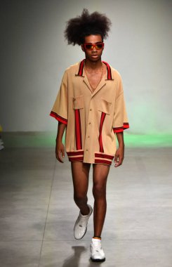 Ev sahibi gösterisi sırasında Nyfw