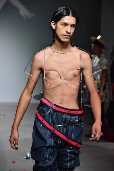  Sanchez-Kane gösterisi sırasında Nyfw
