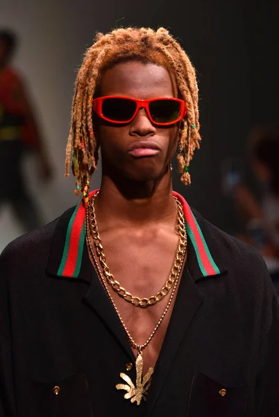 Ev sahibi gösterisi sırasında Nyfw