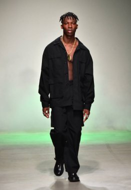 Ev sahibi gösterisi sırasında Nyfw