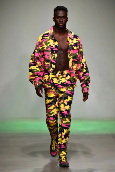 Ev sahibi gösterisi sırasında Nyfw