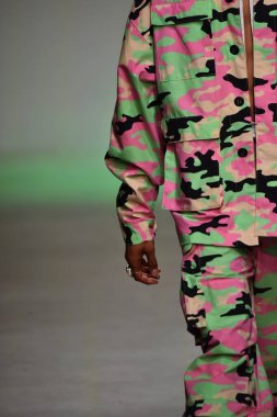 Ev sahibi gösterisi sırasında Nyfw