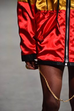 Ev sahibi gösterisi sırasında Nyfw