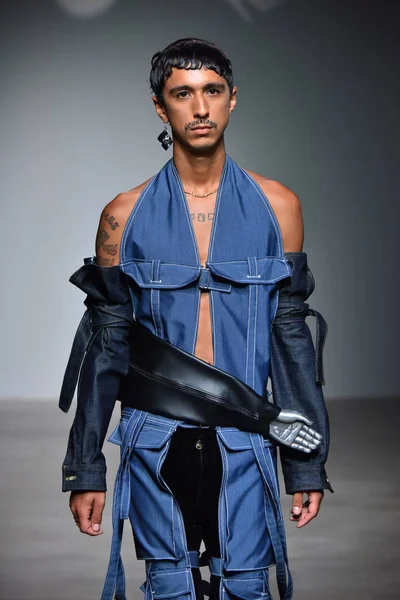  Sanchez-Kane gösterisi sırasında Nyfw