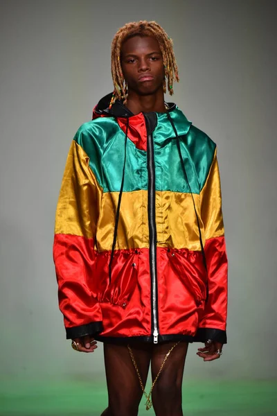 Ev sahibi gösterisi sırasında Nyfw