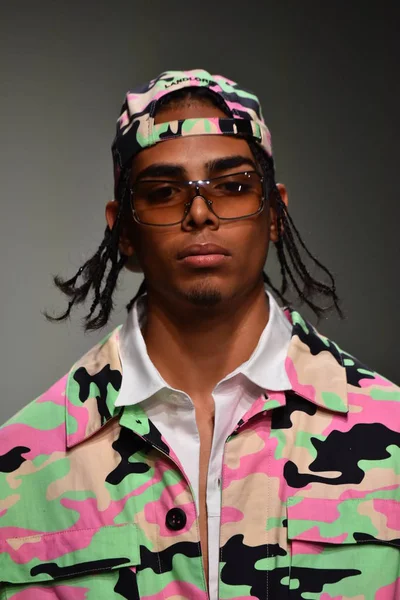 Ev sahibi gösterisi sırasında Nyfw