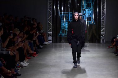 C2h4 gösterisi sırasında Nyfw