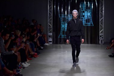 C2h4 gösterisi sırasında Nyfw