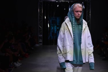 C2h4 gösterisi sırasında Nyfw