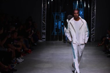 C2h4 gösterisi sırasında Nyfw