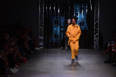 C2h4 gösterisi sırasında Nyfw