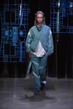 C2h4 gösterisi sırasında Nyfw