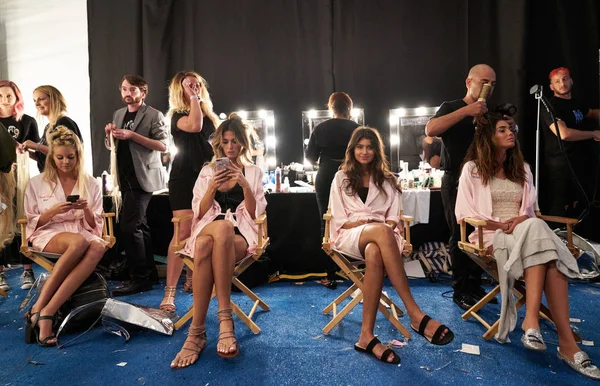  Funkshion yüzmek moda haftası