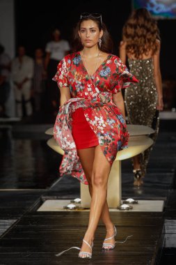  Stil kaydeder yüzmek defile 