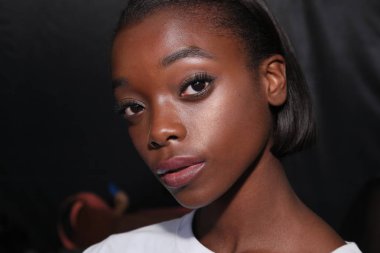 New York, Ny - Eylül 06: bir model Pamella Roland bahar 2018 koleksiyonu New York moda haftasında 6 Eylül 2017 Pier 59 sırasında New York'ta önce sahne arkasında poz.