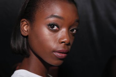 New York, Ny - Eylül 06: bir model Pamella Roland bahar 2018 koleksiyonu New York moda haftasında 6 Eylül 2017 Pier 59 sırasında New York'ta önce sahne arkasında poz.