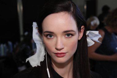 New York, Ny - Eylül 06: bir model Pamella Roland bahar 2018 koleksiyonu New York moda haftasında 6 Eylül 2017 Pier 59 sırasında New York'ta önce sahne arkasında poz.