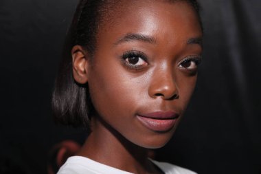 New York, Ny - Eylül 06: bir model Pamella Roland bahar 2018 koleksiyonu New York moda haftasında 6 Eylül 2017 Pier 59 sırasında New York'ta önce sahne arkasında poz.