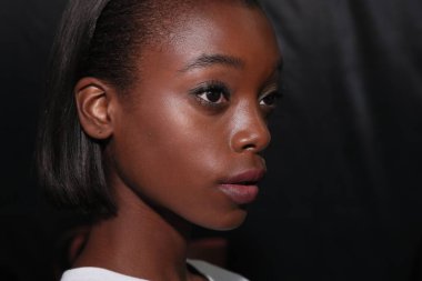 New York, Ny - Eylül 06: bir model Pamella Roland bahar 2018 koleksiyonu New York moda haftasında 6 Eylül 2017 Pier 59 sırasında New York'ta önce sahne arkasında poz.