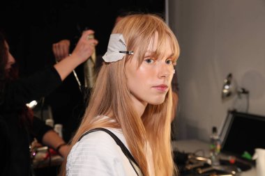 New York, Ny - Eylül 07: Bir model poz daha önce New York'ta öğle tarafından Nur moda gösterisi sırasında New York Moda Haftası 7 Eylül 2017 üzerinde sahne arkası. 