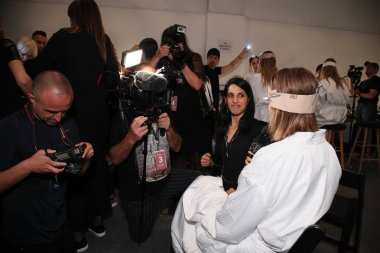 New York, Ny - Eylül 07: Genel atmosferi sahne arkasında önce New York'ta öğle tarafından Nur moda gösterisi sırasında New York moda haftasında 7 Eylül 2017. 