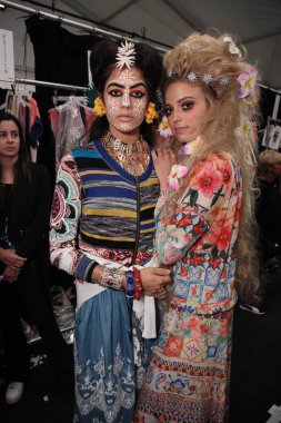New York, Ny - Eylül 07: New York City Desigual moda gösterisi sırasında New York Moda Haftası 7 Eylül 2017 üzerinde önce sahne arkasında poz modelleri.