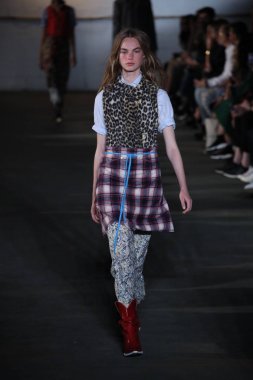 R13 defile
