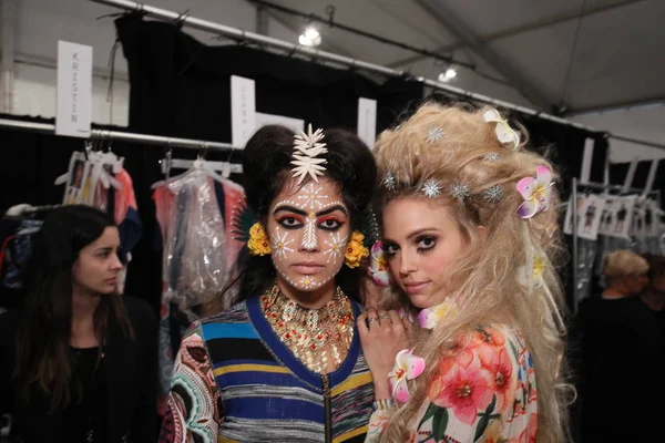 New York, Ny - Eylül 07: New York City Desigual moda gösterisi sırasında New York Moda Haftası 7 Eylül 2017 üzerinde önce sahne arkasında poz modelleri.