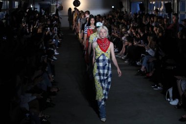 R13 defile