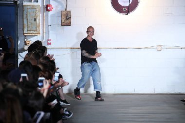 New York, Ny - Eylül 06: R13 kurucusu ve Tasarımcısı, Chris Leba R13 defile için 6 Eylül 2017 üzerinde iskele 40 New York Moda Haftası sırasında New York'ta pist yürür.