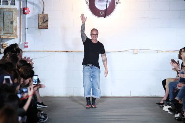 New York, Ny - Eylül 06: R13 kurucusu ve Tasarımcısı, Chris Leba R13 defile için 6 Eylül 2017 üzerinde iskele 40 New York Moda Haftası sırasında New York'ta pist yürür.