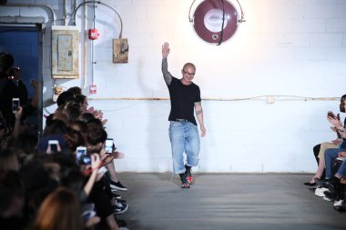 New York, Ny - Eylül 06: R13 kurucusu ve Tasarımcısı, Chris Leba R13 defile için 6 Eylül 2017 üzerinde iskele 40 New York Moda Haftası sırasında New York'ta pist yürür.