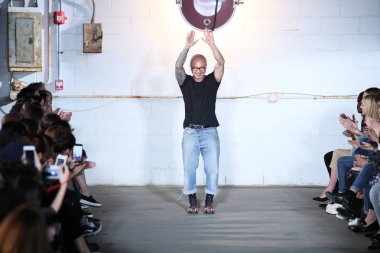 New York, Ny - Eylül 06: R13 kurucusu ve Tasarımcısı, Chris Leba R13 defile için 6 Eylül 2017 üzerinde iskele 40 New York Moda Haftası sırasında New York'ta pist yürür.