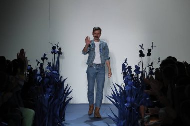 New York, Ny - Eylül 07: Tasarımcı Adam Selman New York'ta New York Moda Haftası 7 Eylül 2017 üzerinde sırasında onun moda gösterisi sırasında seyirci selamlıyor.