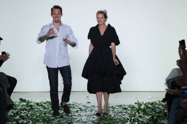 New York, Ny - Eylül 07: Brock koleksiyonu moda için pist New York'ta New York Moda Haftası 7 Eylül 2017 üzerinde sırasında göstermek tasarımcıları Kristopher Brock ve Laura Vassar yürüyüş.