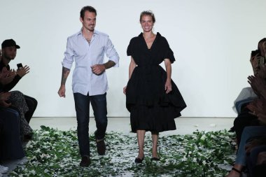 New York, Ny - Eylül 07: Brock koleksiyonu moda için pist New York'ta New York Moda Haftası 7 Eylül 2017 üzerinde sırasında göstermek tasarımcıları Kristopher Brock ve Laura Vassar yürüyüş.