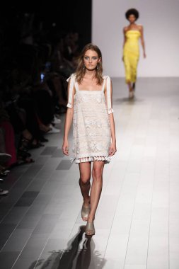 Tadashi Shoji defile