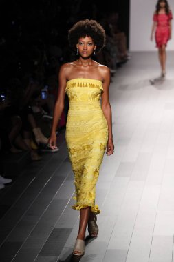 Tadashi Shoji defile