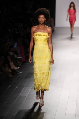 Tadashi Shoji defile