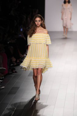 Tadashi Shoji defile