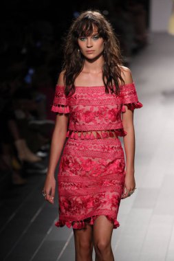 Tadashi Shoji defile